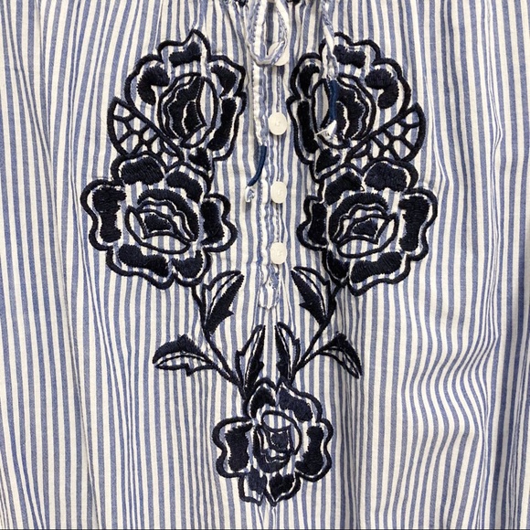 Hollister Peasant Top - Picture 2 of 7